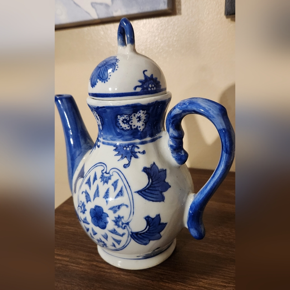 Vintage Chinese Cobalt Blue & White Porcelain Ceramic 8" Teapot w/ Lid - Picture 2 of 7